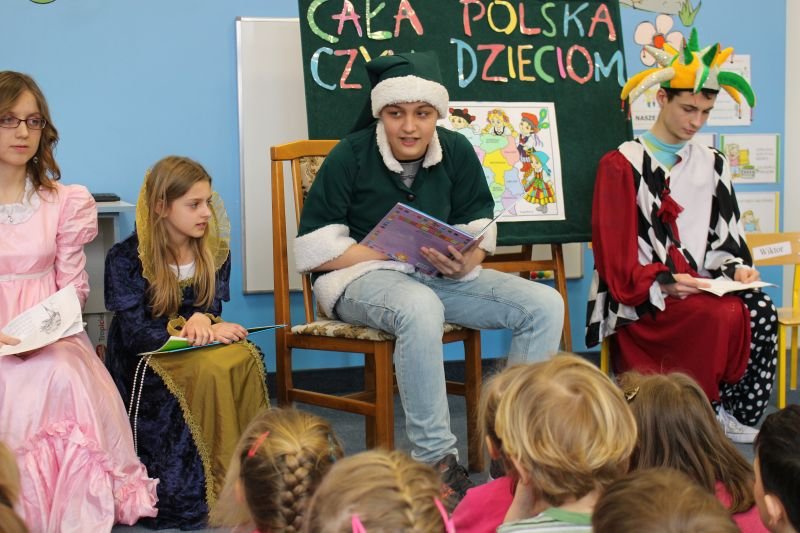 ,Pałacowi” wychowankowie pracowni języka polskiego z  wizytą w przedszkolu „Cała Polska czyta dzieciom”