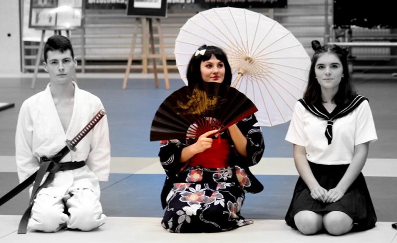 Inscenizacje przypowieści japońskich w wykonaniu wychowanków zajęć teatralnych PM podczas Wieczoru Japońskiego.